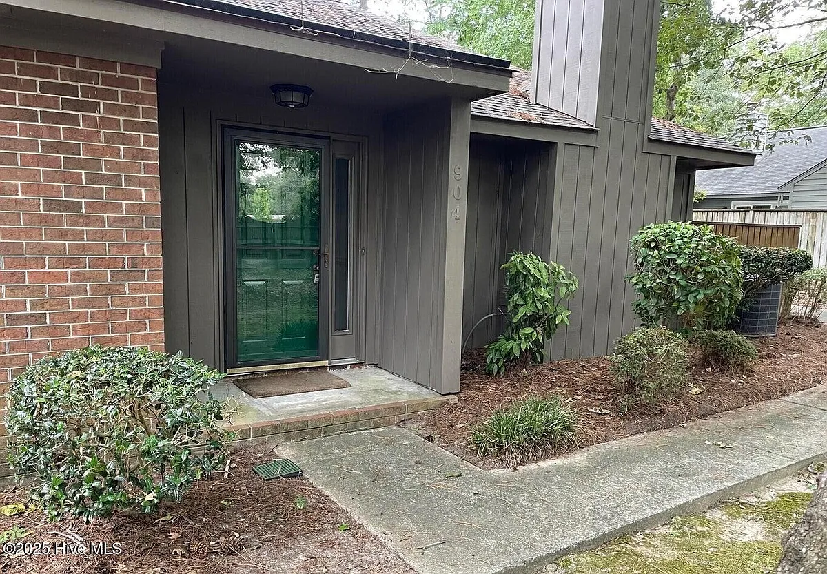 Building Photo - 904 Persimmon Pl