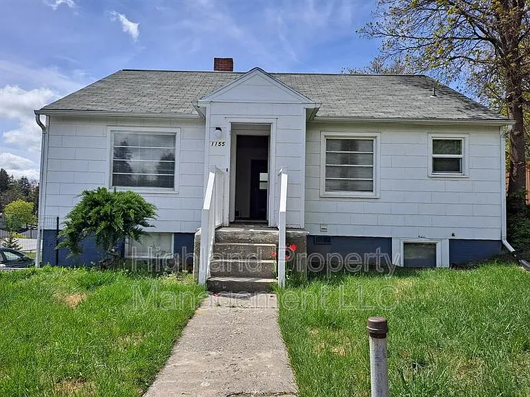 1155 1/2 NE Lake St — Photo 1