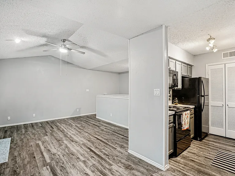 Evergreen Condominiums — Photo 16