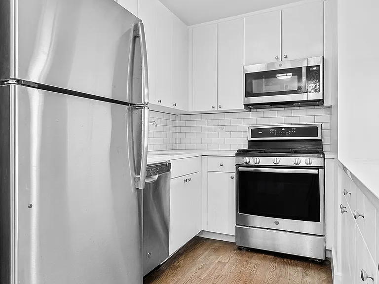 330 E 39th St #36A — Photo 3