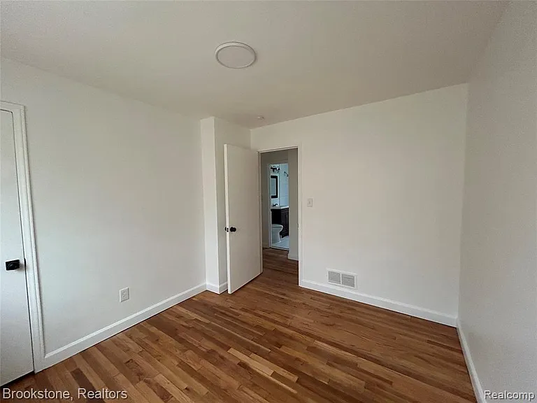 26707 Penn St — Photo 12