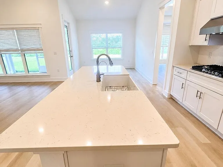 Spacious island and breakfast nook