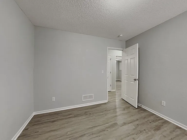 403 NW Woodbury Dr — Photo 12
