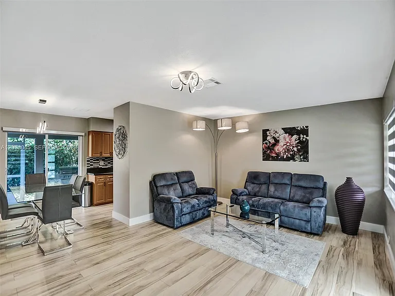 491 SE 23rd Ave — Photo 7