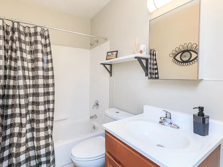 2 Bed / 1 Bath washroom