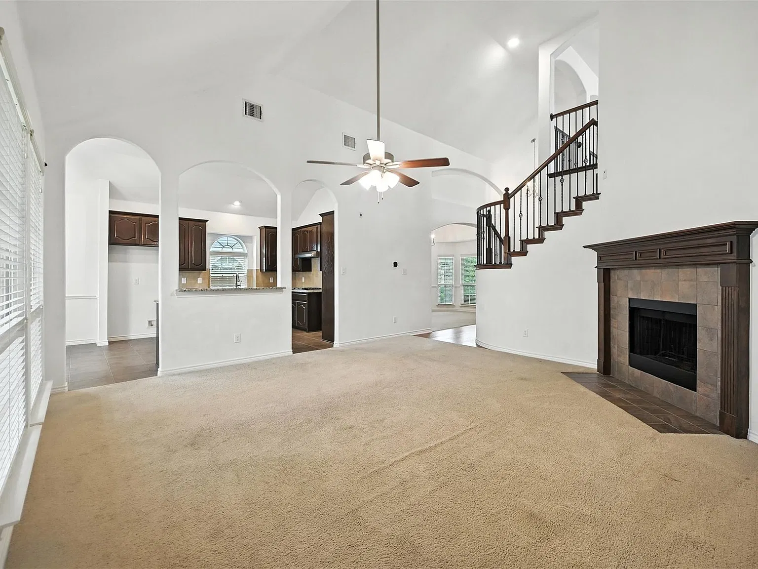 5 bed, 2776 sqft, $2,900 — Photo 2