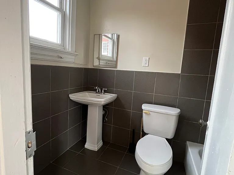 West Franklin Apts — Photo 16