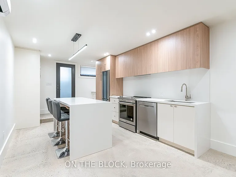 1041 College St — Photo 6