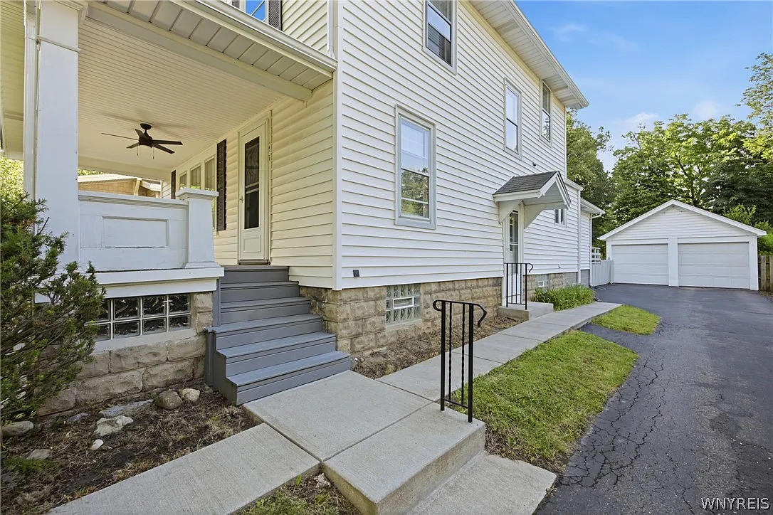 3 bed, 1.5 bath, 1810 sqft, $3,400 — Photo 3