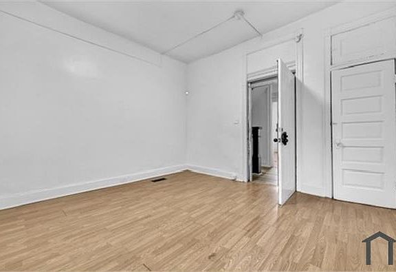 2nd image of 2920 Parkwood Ave #2