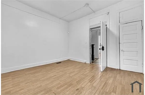 Building Photo - 2920 Parkwood Ave #2