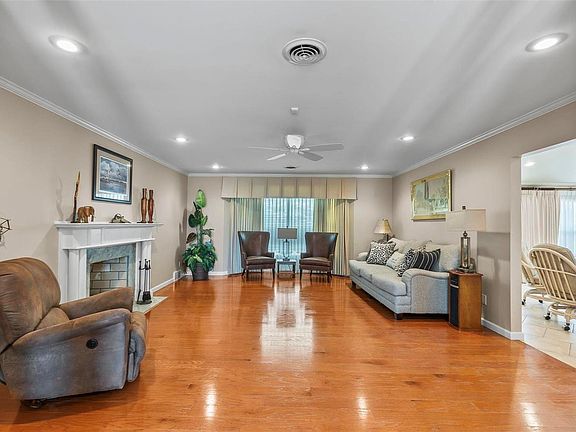3rd image of 104 N Sunset Blvd