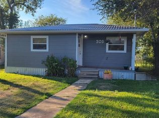 309 Plaza St, Yoakum, TX 77995