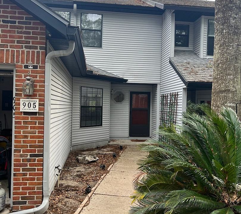 1st image of 905 NW 42nd Ter
