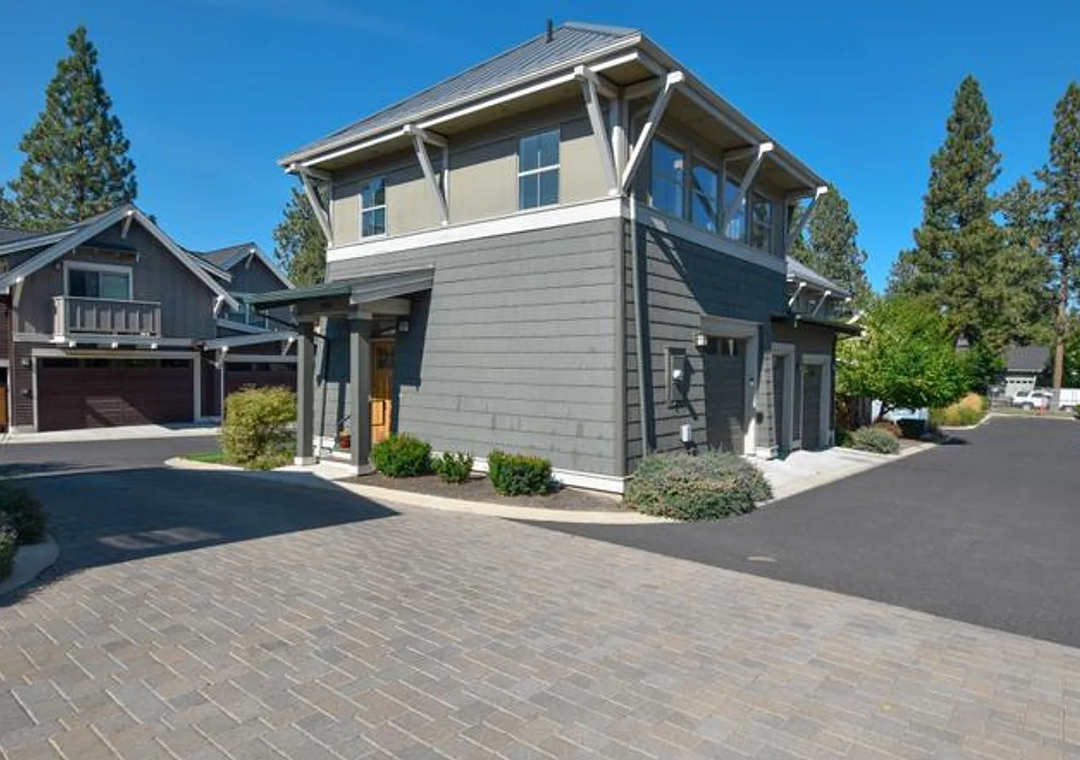 Charming 1 Bedroom Townhome with 1 car garage in NWX! — Photo 1