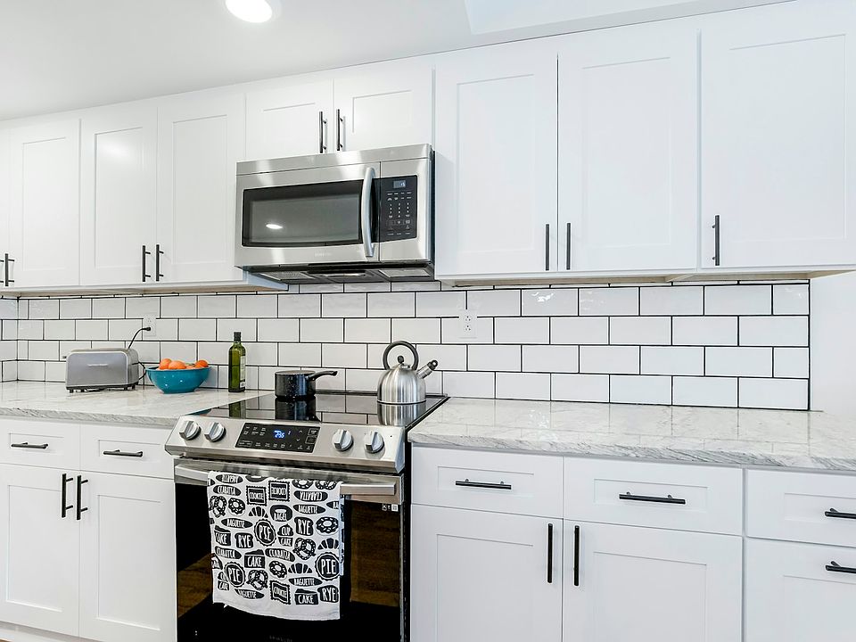 Modern kitchen/New cabinets