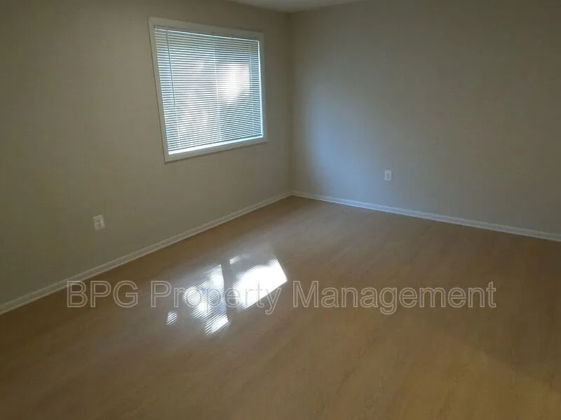 1 bed, 1.0 bath, 800 sqft, $1,549 — Photo 2