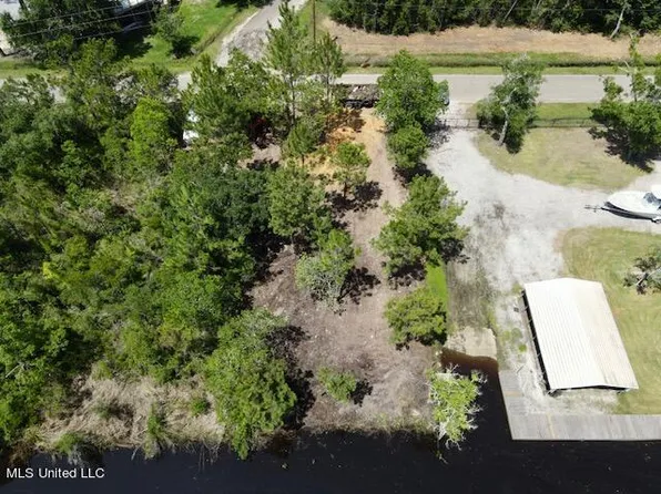 10070 Bancroft St, Bay Saint Louis, MS 39520