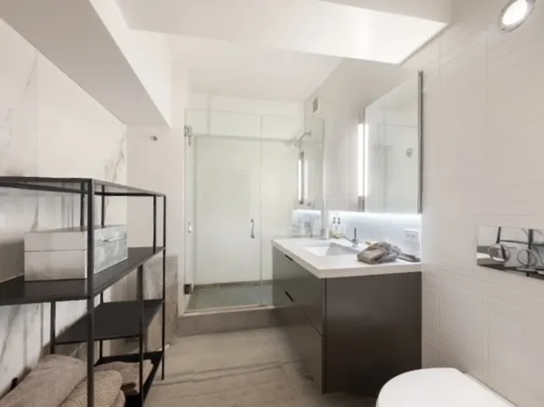 421 Hudson Street 320 image 10 of 11