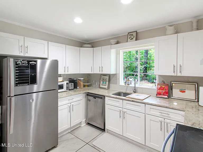 1849 Parkridge Dr — Photo 9