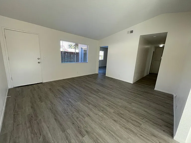 952 Pine Ave #B — Photo 10
