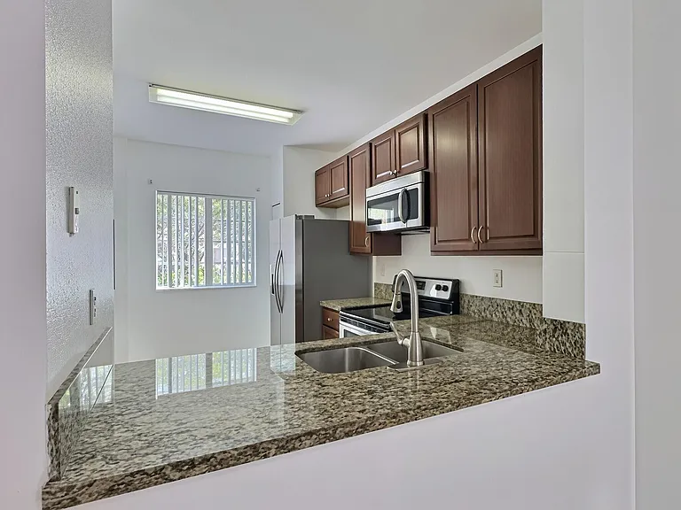 8833 S Isles Cir #8833 — Photo 7