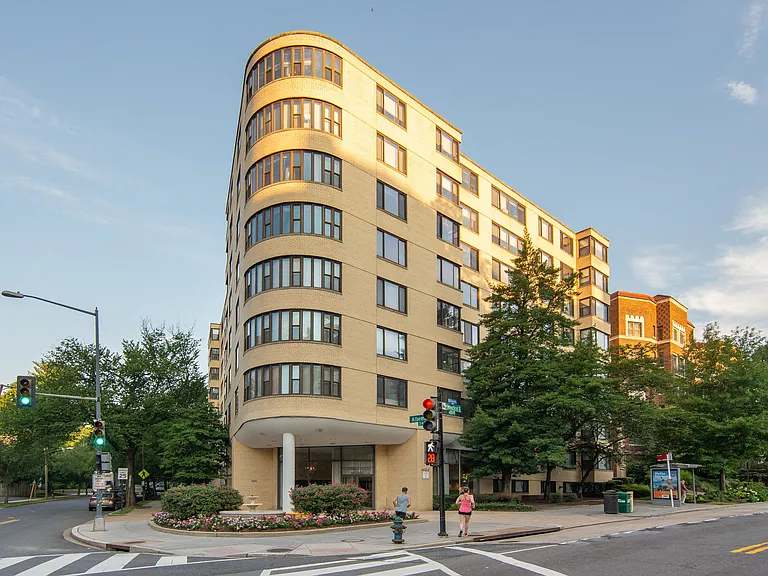 Connecticut House Apartments — Photo 22