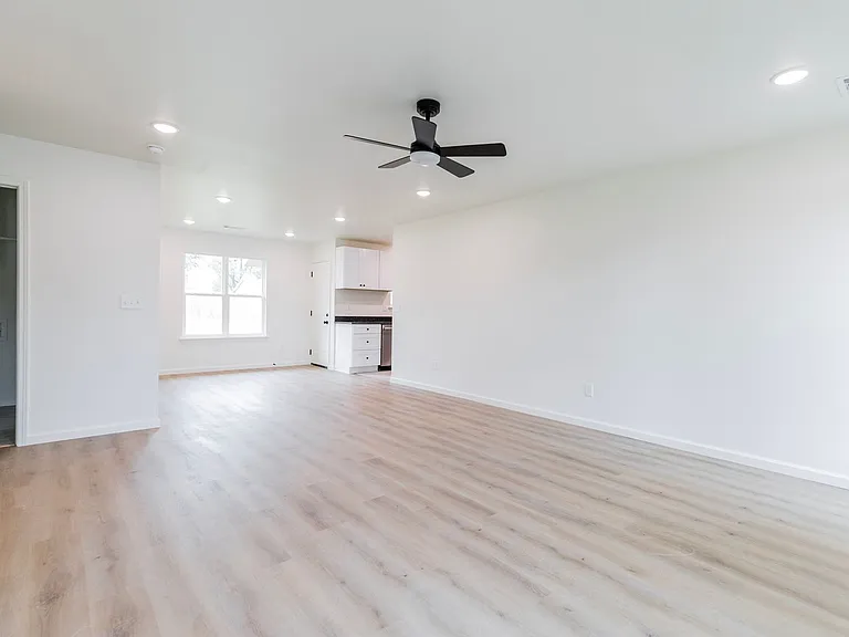 1802 S 14th Pl — Photo 4