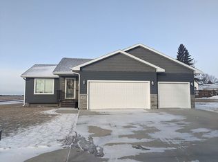 303 27th St NW, Watertown, SD 57201