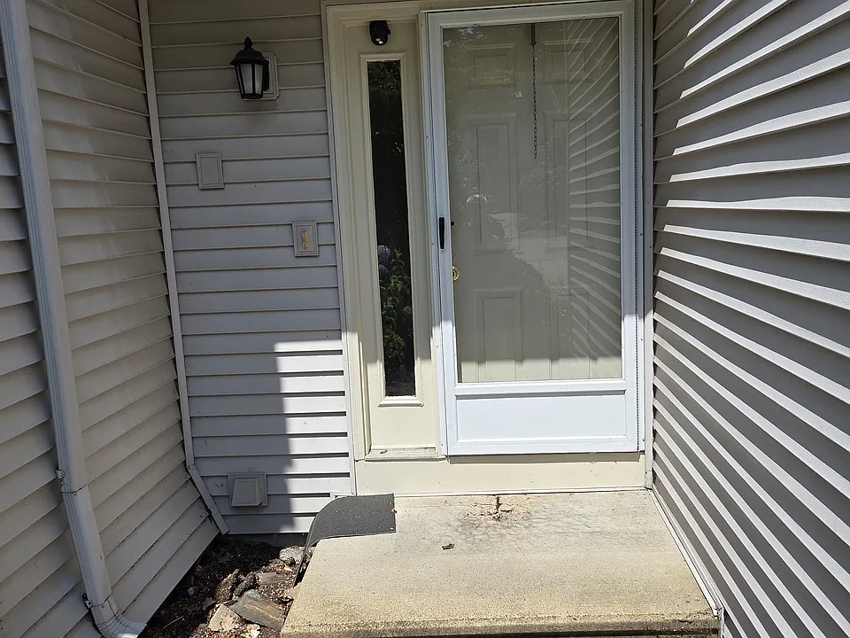 8 John Dr #8