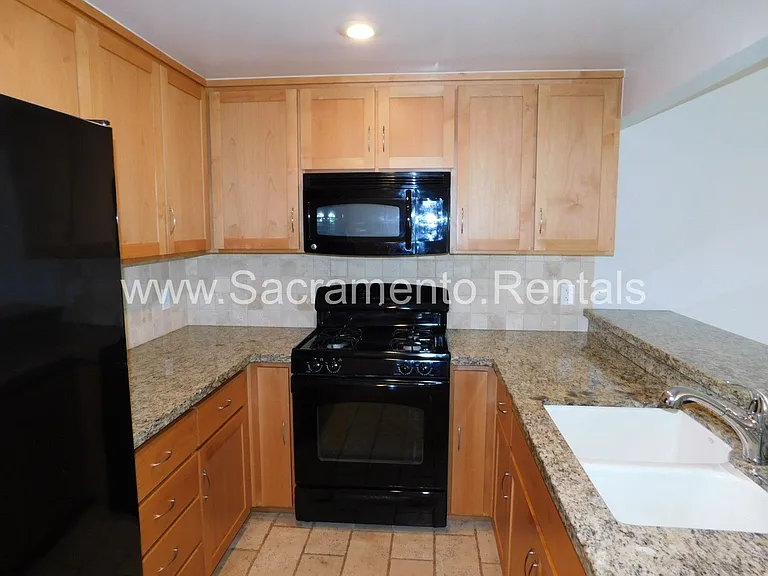 2637 Latham Dr — Photo 14