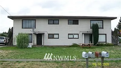 10102 10108 Lakeview Avenue SW photo 1
