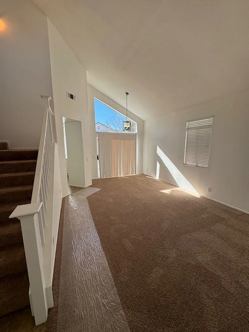 Don't miss out on this 4 bedroom home ready for rent. — Photo 3