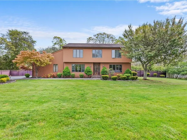 6 Deer Run, East Islip, NY 11730