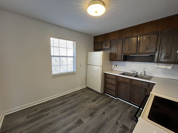 4th image of 204 W Bernard Ave #6