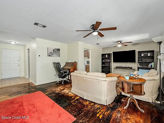 5th image of 3032 Larkspur St