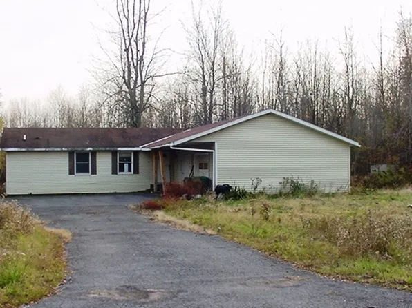 29 Royalty Ln, Fulton, NY 13069