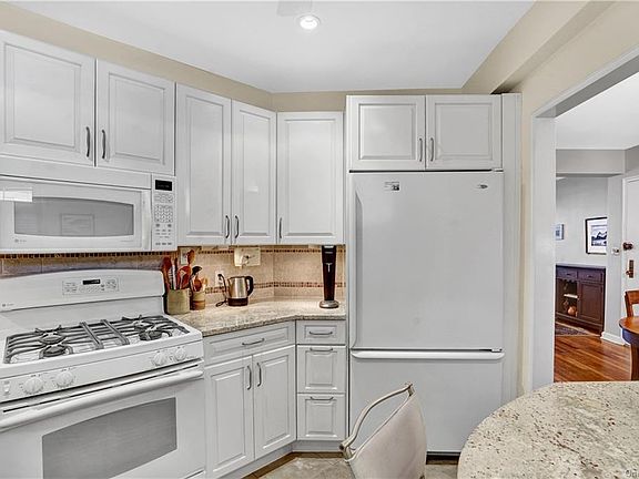 2nd image of 325 King St #4D