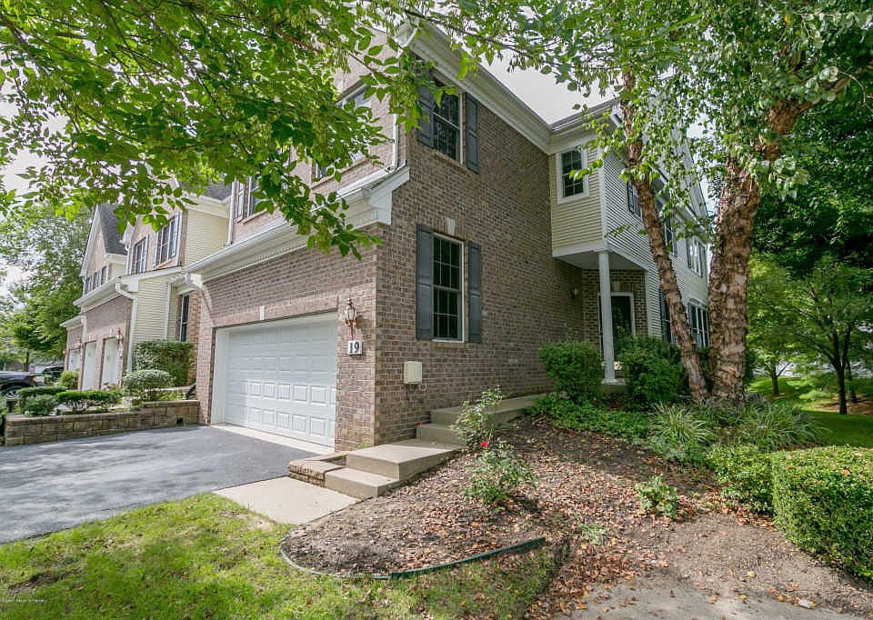 1st image of 19 Deepwater Cir