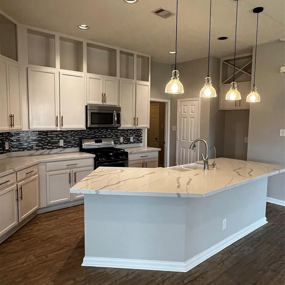 3 bed, 2.0 bath, 1774 sqft, $2,400 — Photo 3