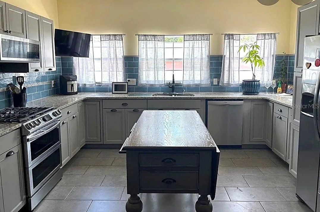 2 bed, 2.0 bath, 1651 sqft, $2,900 — Photo 3