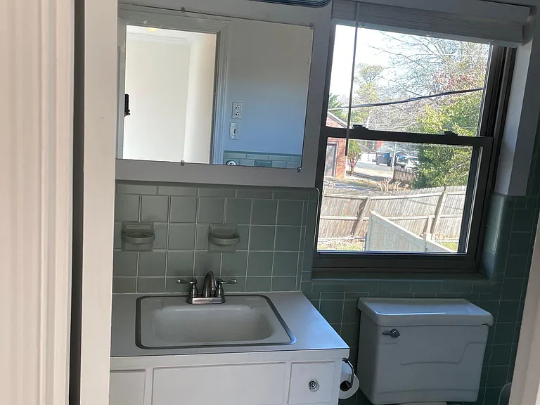 Upstairs full bathroom