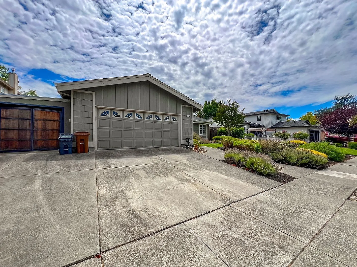 Elegant Browns Valley Four Bedroom Home — Photo 2