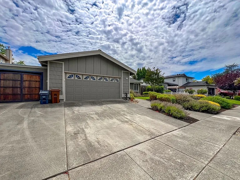 3321 Anita Ct — Photo 2