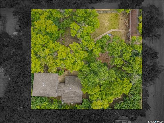 3rd image of 215 Regina STREET