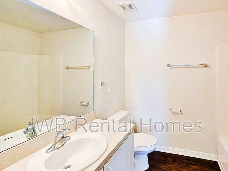 8227 Oak Crossing Dr W — Photo 15