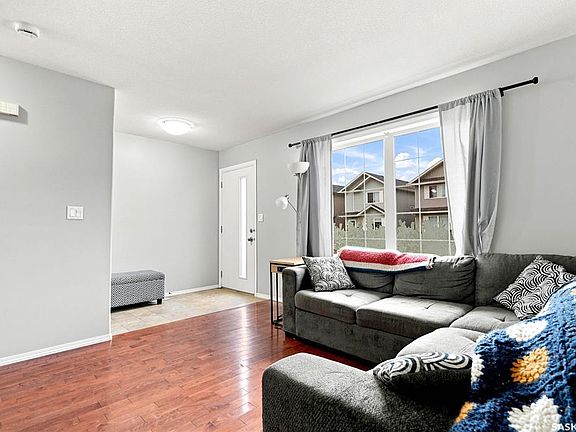 3rd image of 435 Blakeney CRESCENT
