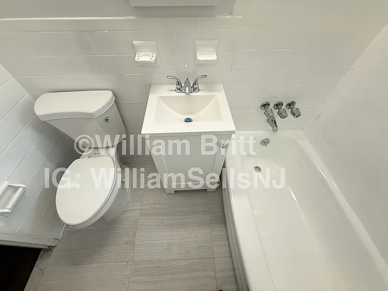 223 50th St #1A — Photo 10