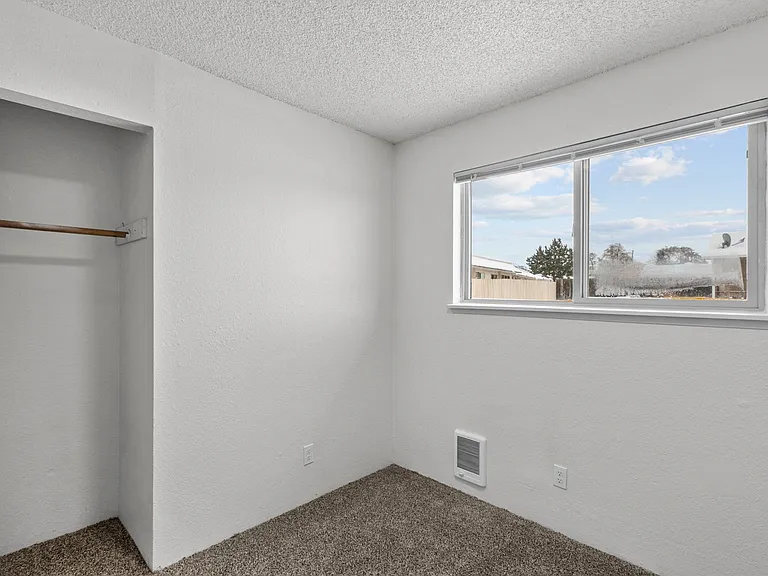 Creekside Apartments — Photo 7