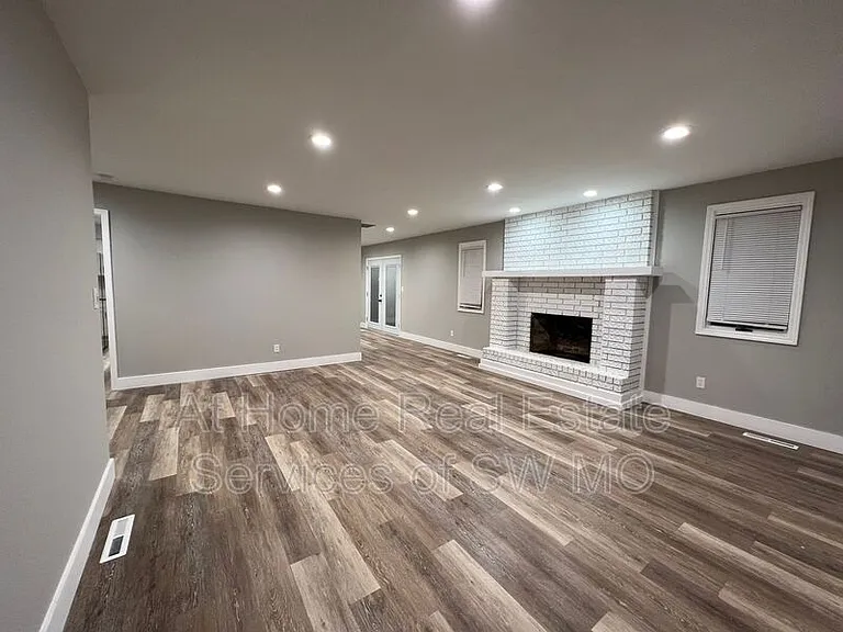 738 E Powell St — Photo 4